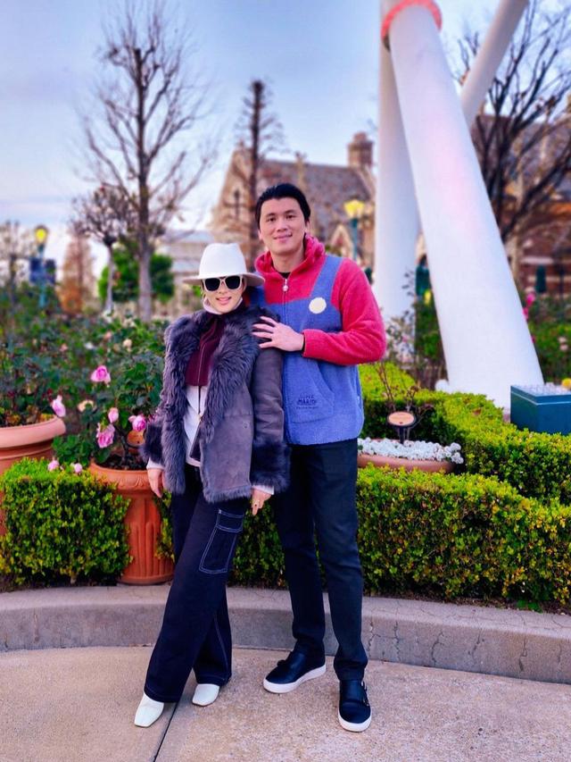 Jadi Mario Bros, 7 Potret Liburan Reino Barack dan Syahrini di Taman Bermain