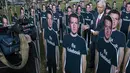 Awak media mengambil berita di 100 di dekat potongan karton CEO Facebook Mark Zuckerberg yang berjejer di halaman Capitol AS di Washington DC (10/4). (Zach Gibson / Getty Images / AFP)