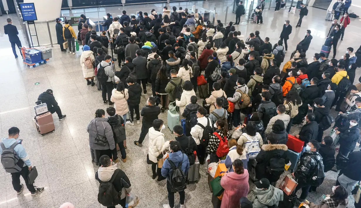 Penumpang menunggu di stasiun kereta api Timur Hangzhou selama puncak perjalanan menjelang Tahun Baru Imlek di provinsi Zhejiang, China (20/1/2023). Migrasi tahunan dimulai dengan jutaan orang kembali ke kampung halaman mereka untuk perayaan Tahun Baru Imlek. (AFP/ST)