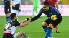Pemain Inter Milan, Lautaro Martinez (kanan) saat membantu pemain Udinese Tolgay Arslan dalam laga lanjutan Liga Itali 2020/2021 di Friuli stadium, Minggu (24/1/2021) dini hari. (Foto: AFP/Vincenzo Pinto)