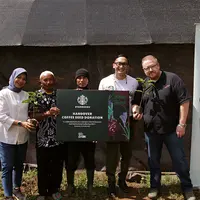 Masih dalam rangkaian perayaan hari jadi ke-20,  Starbucks di Indonesia donasikan 48 ribu bibit pohon kopi ke petani kopi di Jawa Barat.