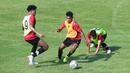Pemain Timnas Indonesia U-22, Nick Numberi, berusaha melewati Braif Fatari saat sesi latihan jelang persiapan SEA Games 2023 di Lapangan A Senayan, Jakarta, Selasa (7/3/2023). (Bola.com/M Iqbal Ichsan)
