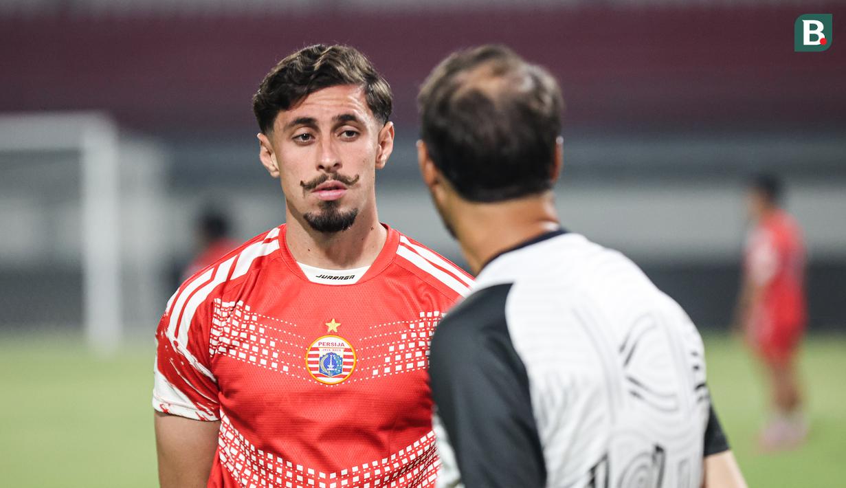 Gustavo Franca (kiri) tampak serius berbincang dengan pelatih Persija Jakarta di latihan terakhir jelang laga melawan Madura United yang digelar di Stadion Gelora Madura Ratu Pamelingan, Pamekasan, Jumat (23/10/2025).