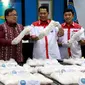 Menkeu Bambang Brojonegoro (tengah) bersama Tim gabungan Badan Narkotika Nasional (BNN) dan Direktorat Jenderal Bea Cukai memperlihatkan barang bukti saat rilis penyelundupan 270kg shabu, Jakarta, Selasa (20/10/2015). (Liputan6.com/Yoppy Renato)