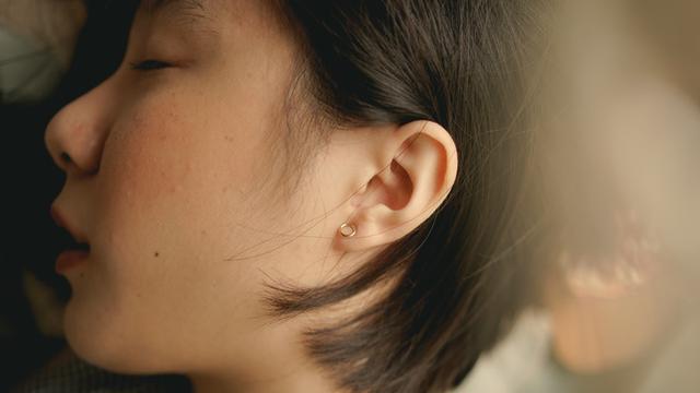 9 Cara Mengeluarkan Air dari Telinga dengan Aman, Bisa Memiringkan Kepala