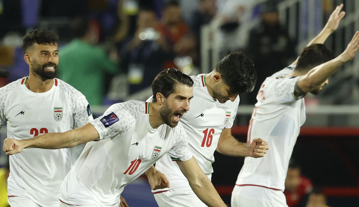 Sempat identik dengan jersey produksi apparel Jerman, yaitu Puma, Adidas dan Uhlsport, Timnas Iran akhirnya beralih ke jersey produksi dalam negeri yaitu Majid sejak tahun 2021. Majid ternyata bukanlah apparel lokal pertama yang menyokong jersey Timnas Iran, karena sebelumnya pada awal 2000-an mereka pernah menggunakan jasa jenama lokal lainnya, Daei Sports. (AFP/Karim Jaafar)