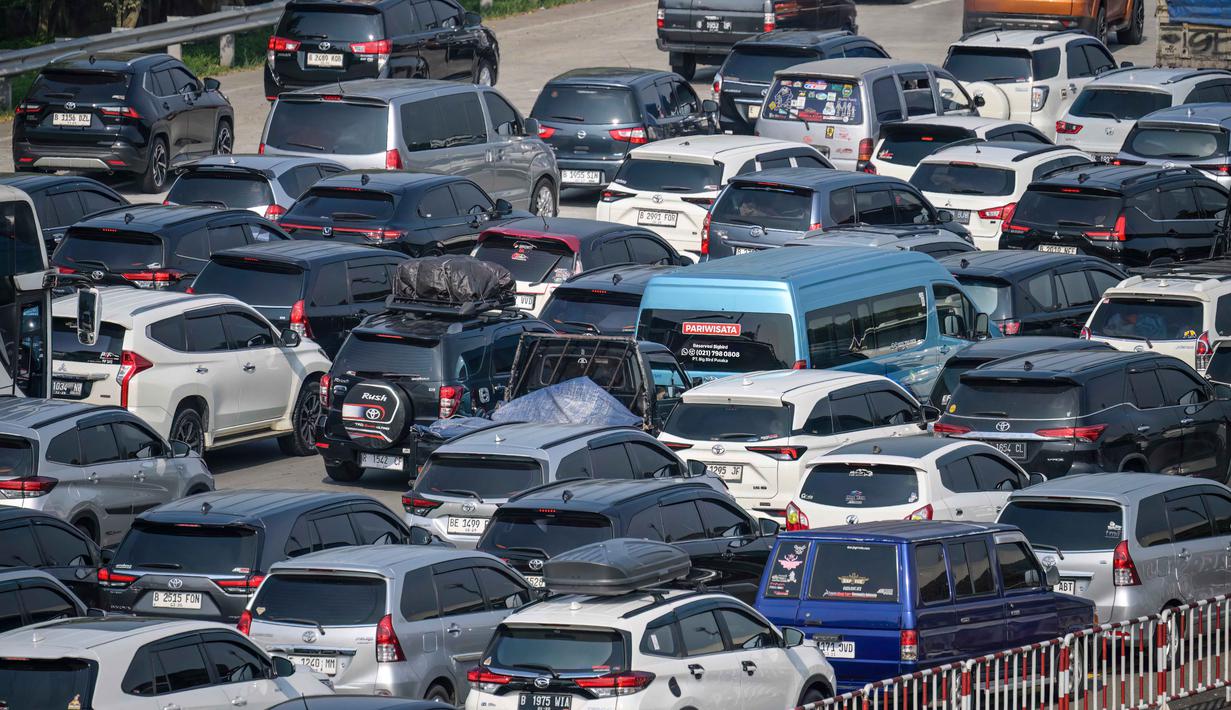 Sementara itu, untuk mempercepat transaksi, pihak Jasa Marga akan mengoperasikan 19 gardu tol atau meningkat dari sebelumnya yang berjumlah 15. Tampak dalam foto, kendaraan-kendaraan terjebak kemacetan di gerbang tol Cikampek Utama 2, Jawa Barat, pada Selasa 17 Maret 2026. (BAY ISMOYO/AFP)