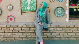 Saat dirinya tengah berlibur di Uzbekistan, gaya OOTD adik Atta Halilintar pun terlihat kasual. Dirinya pun memilih mengenakan busana berwarna hijau dan dipadukan dengan sneakers berwarna pink. (Liputan6.com/IG/@sohwahalilintar)