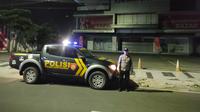 Polisi dari Polsek Banyuwangi Kota melakukan patroli di lokasi yang biasa digunakan perang sarung oleh segerombolan remaja (Istimewa)