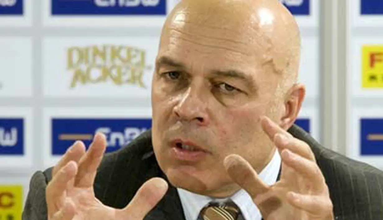 Pelatih baru VfB Stuttgart, Christian Gross di sesi konferensi pers di Stuttgart, 6 Desember 6, 2009. Gross menggantikan Markus Babbel. AFP PHOTO DDP/ MICHAEL LATZ