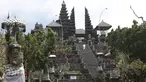Suasana sepi di komplek Pura Besakih, Rendang, Bali, Minggu (3/12). Komplek Pura Besakih yang masuk dalam zona Kawasan Rawan Bencana (KRB) 3 terlihat sepi dari aktivitas ibadah serta wisatawan. (Liputan6.com/Immanuel Antonius)
