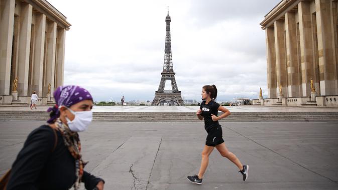 Orang-orang tampak beraktivitas di area Istana Trocadero tak jauh dari Menara Eiffel di Paris, 10 Juli 2020. Jumlah kematian terkait corona di Prancis naik menjadi 30.004, sementara jumlah pasien yang dirawat di rumah sakit atau di ICU terus turun pada Jumat (10/7). (Xinhua/Gao Jing)