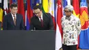 Gubernur DKI Jakarta Anies Baswedan didampingi Wakil Menteri Luar Negeri Abdurrahman Mohammad Fachir (kanan) dan Sekjen ASEAN Lim Jock Hoi (kedua kiri) menandatangani batu prasasti saat meresmikan Stasiun MRT ASEAN di Jalan Sisingamangaraja, Jakarta, Rabu (10/4). (Liputan6.com/Immanuel Antonius)