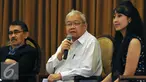 Guru Besar Psikologi UI, Prof. Sarlito Wirawan Sarwono (tengah) memberikan keterangan pers terkait kasus Jessica Wongso, Jakarta, Selasa (20/9). Menurut Sarlito, pengacara Jessica hanya ingin mengadu domba para saksi ahli. (Liputan6.com/Johan Tallo) 