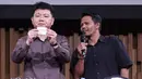 Diselenggarakan oleh Quads Promotions sebagai promotor, NEX Road to Champion hadir dengan konsep tournamen berkelanjutan yang mempertemukan ratusan fighter dari seluruh Indonesia dalam dua cabang olahraga, yaitu boxing dan indostriking. Tampak dalam foto, Head of Sports Business Emtek Group sekaligus CEO Nex, Hendy Lim (kiri) bersama Ketua Umum Interdisciplinary Combat Council (ICC), Suwardi, melakukan pengundian disela-sela konferensi pers terkait NEX Road to Champion di SCTV Tower, Jakarta, Selasa (7/4/2026). (Bola.com/Abdul Aziz)