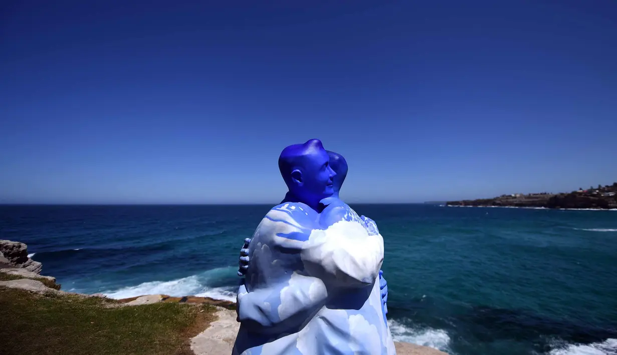 Patung karya seniman Stephen Marr ditampilkan di pameran "Sculpture by the Sea" di dekat pantai Bondi di Sydney (19/10). Pameran  dimulai di sepanjang pantai Bondi menuju pantai Tamarama dan berlangsung hingga 5 November 2017. (AFP Photo/Saeed Khan)