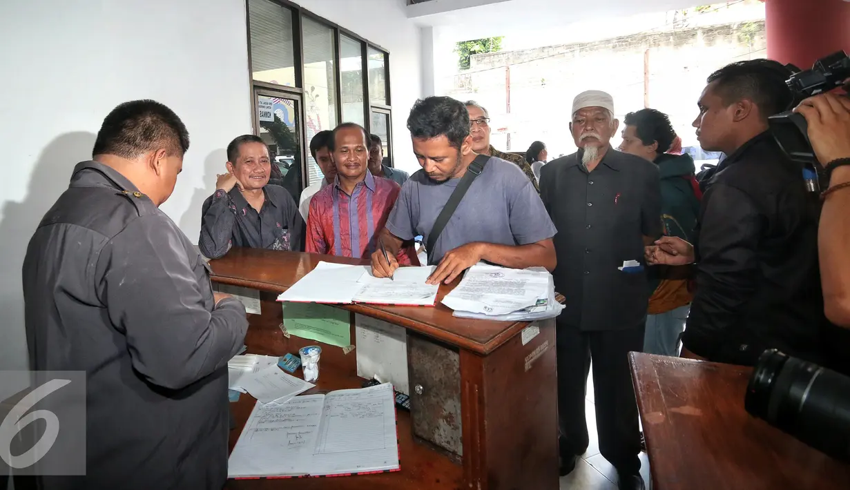 Tokoh Kalijodo Daeng Azis saat mendatangi Kantor Komnas HAM, Jakarta, Senin (15/2). Daeng ke Komnas HAM bermaksud mengadukan rencana relokasi red light district Kalijodo oleh Gubernur DKI Basuki Tjahaja Purnama (Ahok). (Liputan6.com/Faizal Fanani)