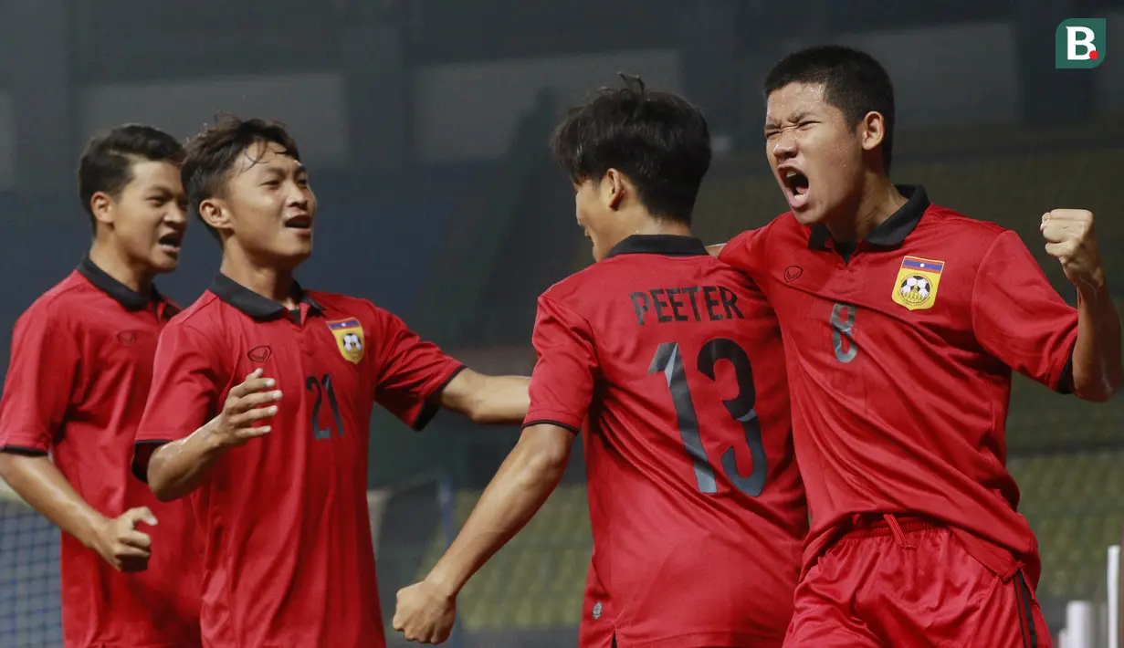 <p>Pemain Timnas Laos U-19 merayakan gol pertama timnya yang dicetak oleh Peeter Phanthavong saat laga semifinal Piala AFF U-19 2022 melawan Timnas Thailand U-19 yang berlangsung di Stadion Patriot Candrabhaga, Bekasi, Rabu (13/07/2022). (Bola.com/M Iqbal Ichsan)</p>