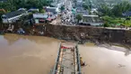 Foto udara menunjukkan bagian jembatan yang runtuh di atas Sungai Peusangan di Kuta Blang, Kabupaten Bireuen, Provinsi Aceh, pada Selasa 9 Desember 2025. Jembatan Kuta Blang yang berdiri di atas Sungai Peusangan di Kuta Blang, Kabupaten Bireuen, Provinsi Aceh, masih putus. (CHAIDEER MAHYUDDIN/AFP)