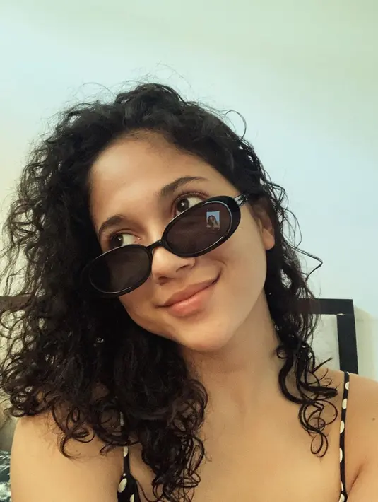 Aura kecantikan Sitha Marino saat pakai kacamata pun semakin terpancarkan. Terlebih, senyum tipis yang manis membuat perempuan berusia 21 tahun ini kian cantik memesona. Netizen pun jatuh hati dengan menyebut Sitha terlihat cantik tanpa makeup. (Liputan6.com/IG/@sithamarino)