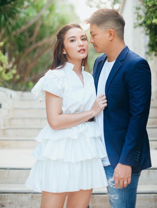 Chelsea Olivia terlihat begitu menawan memakai simpel dress putih. Sang suami, Glenn juga terlihat memakai busana senada namun menambahkan blazer biru untuk menunjang penampilannya. (Liputan6.com/IG/@chelseaoliviaa)