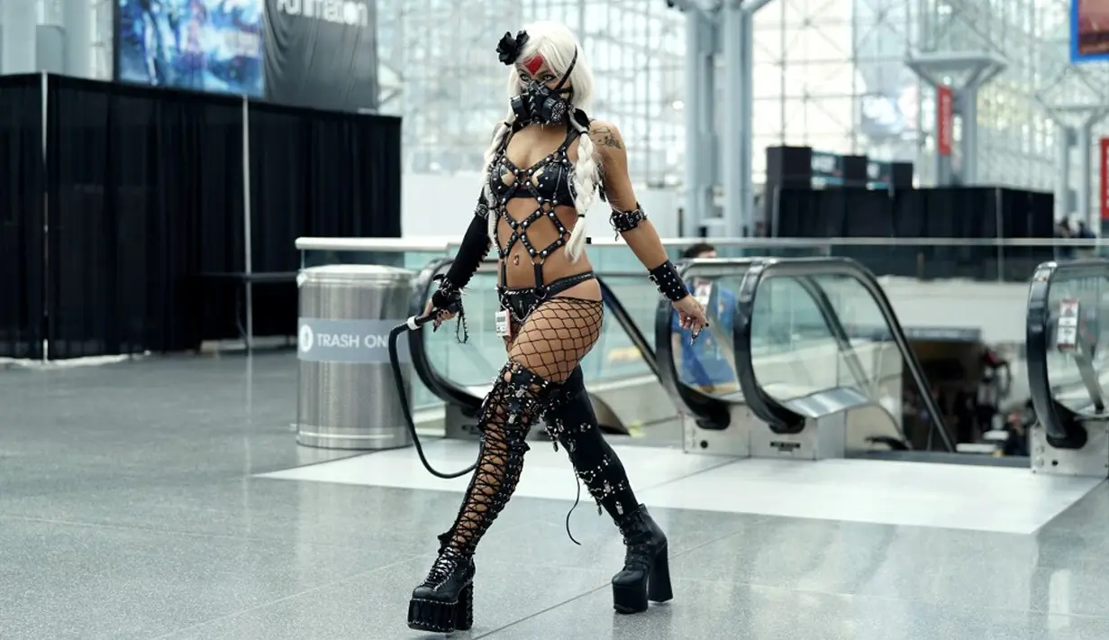 Cosplayer Barbie Chula tiba pada hari pertama New York Comic Con 2021 di Jacob Javits Center, New York, Amerika Serikat, 7 Oktober 2021. New York Comic Con 2021 merupakan acara budaya pop terbesar di East Coast yang berlangsung selama empat hari ini. (TIMOTHY A. CLARY/AFP)