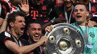 Skuad Bayern Munchen merayakan gelar juara Bundesliga 2022/2023. (CHRISTOF STACHE / AFP)