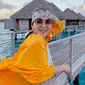 Dalam kesempatannya mengunjungi Bora Bora, Syahrini mengaku bahagia bisa liburan di sana. Pesona air laut yang indah membuat Syahrini tampak jelas bahagia. Di Bora Bora, Syahrini tampak mencolok dengan outer berwarna kuning ditemani hiasan kepala yang modis abis. (Liputan6.com/IG/@princessyahrini)