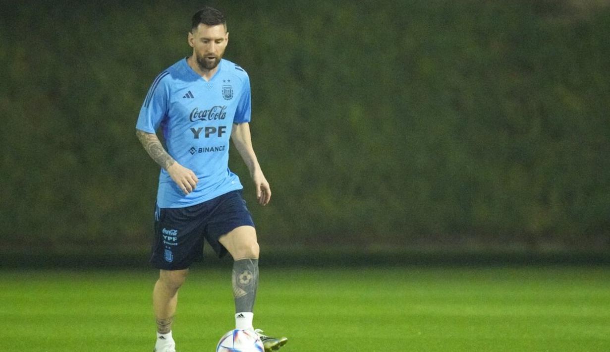 Lionel Messi memainkan bola selama sesi latihan di Stadion Universitas Qatar, Doha, Qatar, Senin (5/12/2022). Argentina melakukan latihan menjelang pertandingan melawan Belanda di babak perempat final Piala Dunia 2022. (AP Photo/Jorge Saenz)