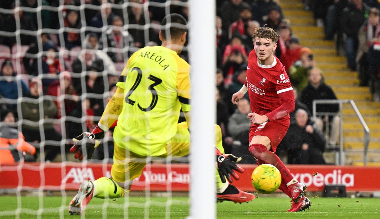 Harvey Elliott kini menjadi andalan Jurgen Klopp di lini tengah Liverpool. Pemain jebolan akademi Liverpool itu telah membuat 25 penampilan dengan mencetak 1 gol dan 2 assist di musim ini. Satu-satunya gol Elliott merupakan gol penentu kemenangan ketika Liverpool mencuri tiga poin dari kandang Crystal Palace di Liga Inggris. Harvey Elliott kini berumur 20 tahun. (AFP/Oli Scarff)