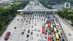 Foto udara kendaraan pemudik saat memasuki gerbang tol Cikampek Utama, Karawang, Jawa Barat, Kamis (20/4/2023). (Liputan6.com/Herman Zakharia)