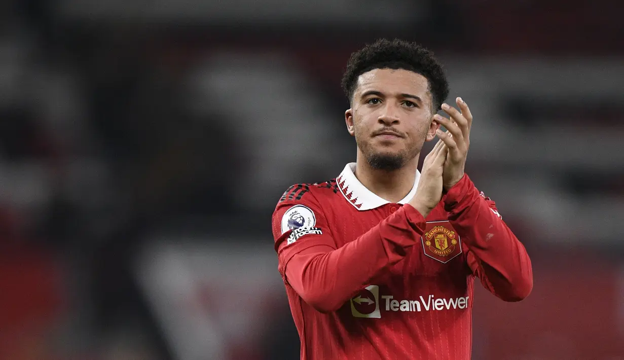 Pemain Manchester United, Jadon Sancho memberikan tepuk tangan setelah laga lanjutan Liga Inggris 2022/2023 melawan Leeds United di Old Trafford, Manchester, 8 Februari 2023. Sancho tercatat sebagai pemain dengan gaji tertinggi di Liga Inggris. Pria berkebangsaan Inggris tersebut diketahui menerima upah sebesar 373.750 pounds per pekan. (AFP/Oli Scarff)