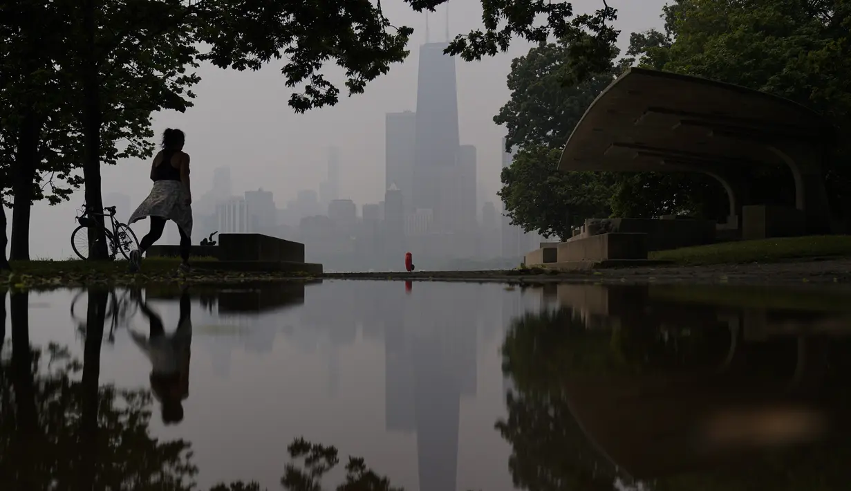 Situs AirNow.gov Badan Perlindungan Lingkungan menunjukkan bagian Illinois, Michigan bagian bawah, dan Wisconsin selatan memiliki kualitas udara terburuk di AS pada Selasa sore, dan Chicago, Detroit, dan Milwaukee memiliki kualitas udara yang dikategorikan sebagai "sangat tidak sehat".  (AP Photo/Kiichiro Sato)