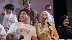 Dimas Seto dan Dhini Aminarti berperan sebagai Fais dan Dania di film Mengejar Restu. Bukan kali pertama, pasangan artis yang menikah tahun 2009 ini juga pernah disatukan dalam satu film yakni Cinta Subuh. Ikut terseret dalam kasus keretakan rumah tangga Baim Wong dan Paula Verhoeven, pasangan ini tentunya tak lepas dari perhatian di acara konferensi pers tersebut. (Liputan6.com/IG/@mengejarrestu)