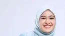 Masih dengan model hijab yang sama, kali ini aktris cantik tersebut mengenakan hijab bermotif. Aktris yang pernah bermain dalam sinetron Tukang Bubur Naik Haji ini sedang bermain di sinetron baru berjudul Tajwid Cinta. (Instagram/@cutsyifaa)