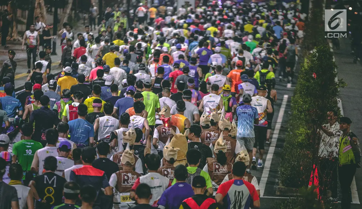 Ribuan pelari mengikuti Jakarta Marathon 2018 di Gelora Bung Karno, Jakarta, Minggu (28/10). Ada lima nomor lari, yakni marathon (42,195 km), half marathon (21 km), 10 K, 5K, dan maratoonz (lari untuk anak-anak). (Liputan6.com/Faizal Fanani)