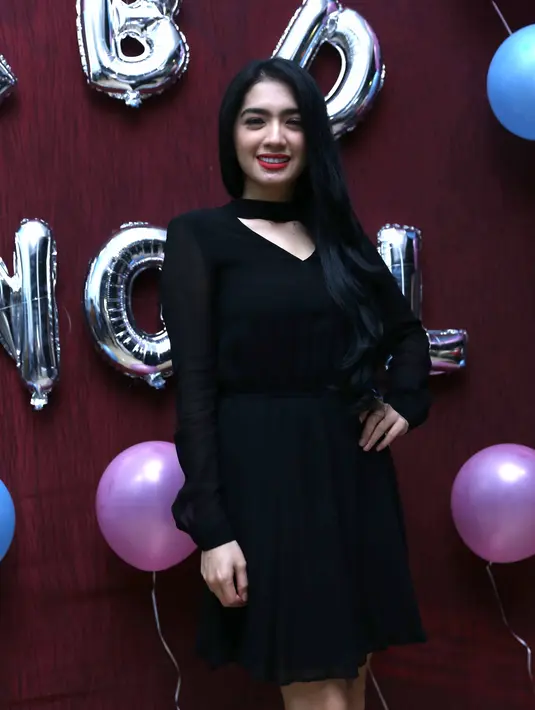 Sebagai ibu yang mengurus dua buah hatinya, kakak kandung Kezia Karamoy ini tidak meraaa kesepian. Meski tanpa hadirnya suami dalam rumah, ia tetap merasa senang dengan banyak keluarga yang menemani. (Nurwahyunan/Bintang.com)