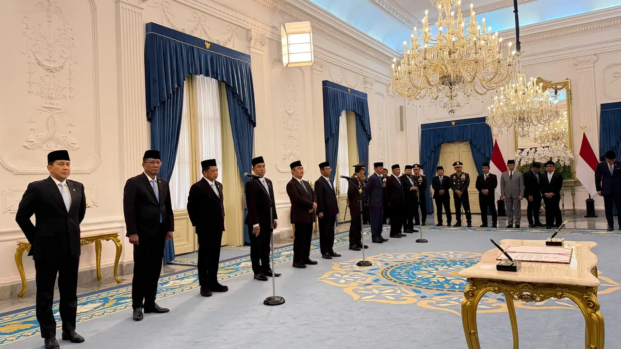 Presiden Prabowo Subianto secara resmi melantik 10 anggota Komisi Percepatan Reformasi Polri di Istana Merdeka, Jakarta, pada Jumat (7/11/2025).