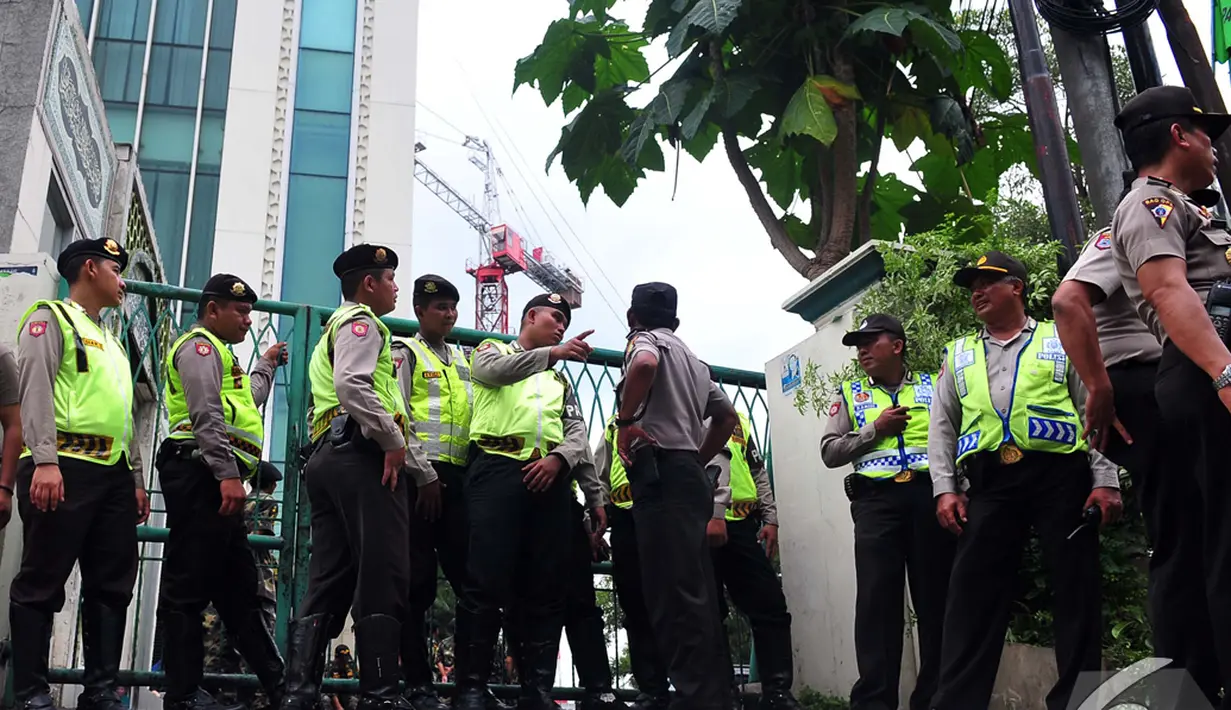 Polisi menjaga salah satu gerbang DPP PPP di Jalan Diponegoro, Menteng, Jakarta Pusat, Selasa (2/12/2014). (Liputan6.com/Johan Tallo)