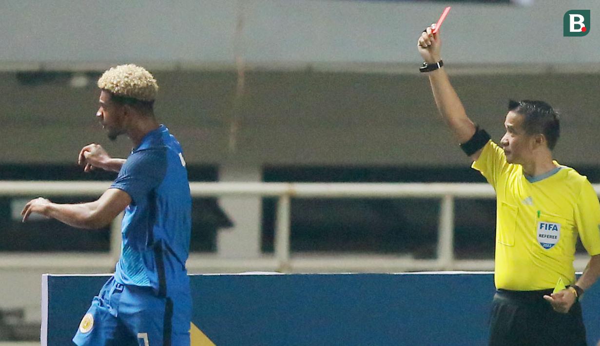 Adalah Juninho Bacuna yang diusir wasit pada menit ke-79 setelah menerima kartu kuning kedua. (Bola.com/M Iqbal Ichsan)
