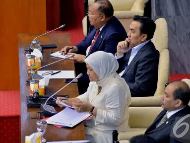 Ketua sementara 'DPR Tandingan', Ida Fauziyah, dari Fraksi PKB memimpin rapat paripurna, Jakarta, Selasa (4/11/2014). (Liputan6.com/Andrian M Tunay)