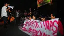 Mahasiswa dari Keluarga Mahasiswa Institut Ilmu Sosial dan Ilmu Politik Jakarta (KM IISIP) juga menggelar aksi duduk di depan Kampus IISIP, Jakarta, Rabu (20/5). Mereka menyuarakan agar pemerintahan Jokowi-JK lebih pro rakyat. (Liputan6.com/Yoppy Renato)