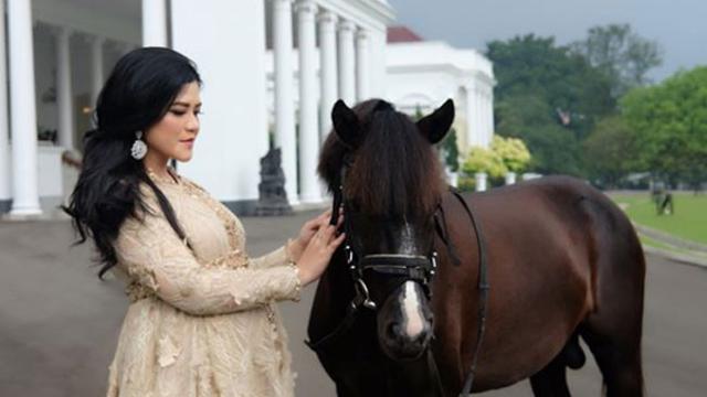 [Bintang] Pamer Kehamilan, Ini 8 Foto Cantik Kahiyang Ayu di Istana Bogor