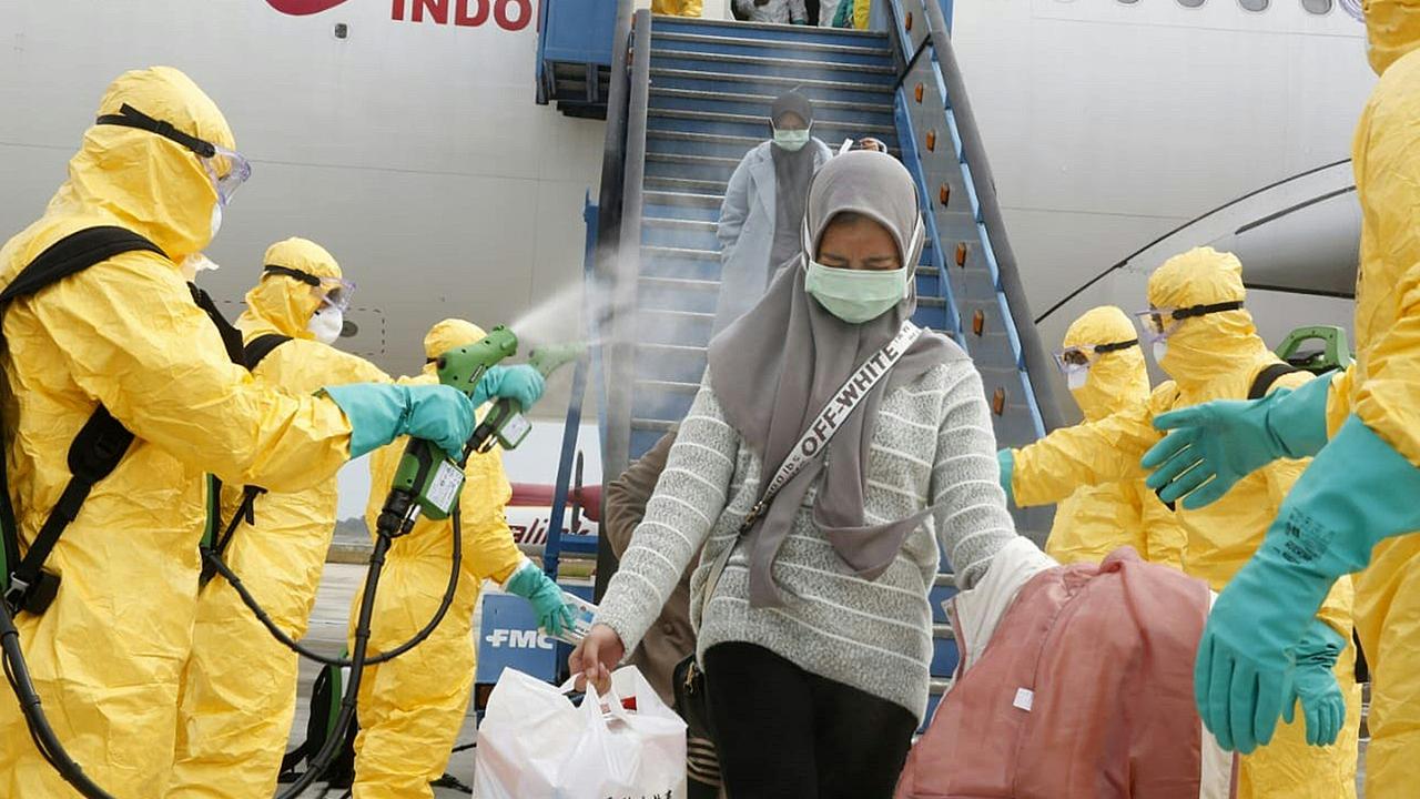 Mendarat di Batam, WNI dari Wuhan Langsung Disemprot Disinfektan