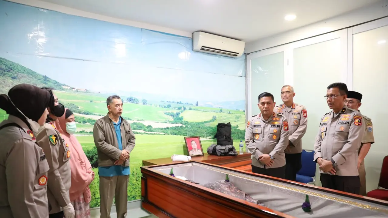 Kapolda Metro Jaya Irjen Karyono saat melayat jenazah Kompol Entong Raharja.