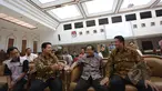Ketua KPU Pusat, Husni Kamil Manik (kedua kiri) saat menghadiri acara Launching Buku hasil pemantauan JPPR dalam Pemilu 2014 dan kesiapan pemantauan pilkada serentak 2015 di Kantor KPU, Jakarta, Kamis (21/5/2015). (Liputan6.com/Faizal Fanani)