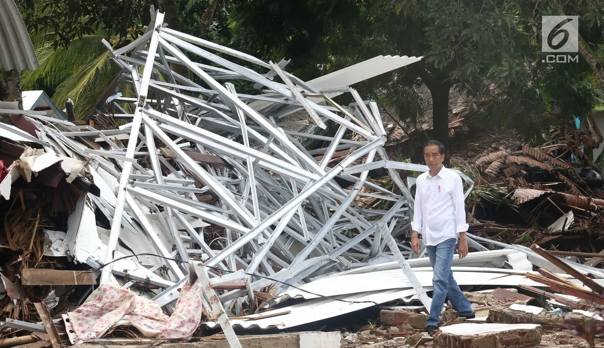 Presiden Joko Widodo atau Jokowi meninjau lokasi terdampak tsunami Selat Sunda di Carita, Banten, Senin (24/12). Jokowi mengimbau warga sekitar Selat Sunda tetap hati-hati dan siaga. (Liputan6.com/Angga Yuniar)