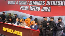 Kabid Humas Polda Metro Jaya Kombes Pol Argo Yuwono (tengah) menyampaikan keterangan terkait kasus istri bunuh dan bakar suami serta anak tiri di Polda Metro Jaya, Jakarta, Senin (2/9/2019). Polisi menyita barang bukti mobil, sepeda motor, korek api, dan obat tidur. (Liputan6.com/Immanuel Antonius)