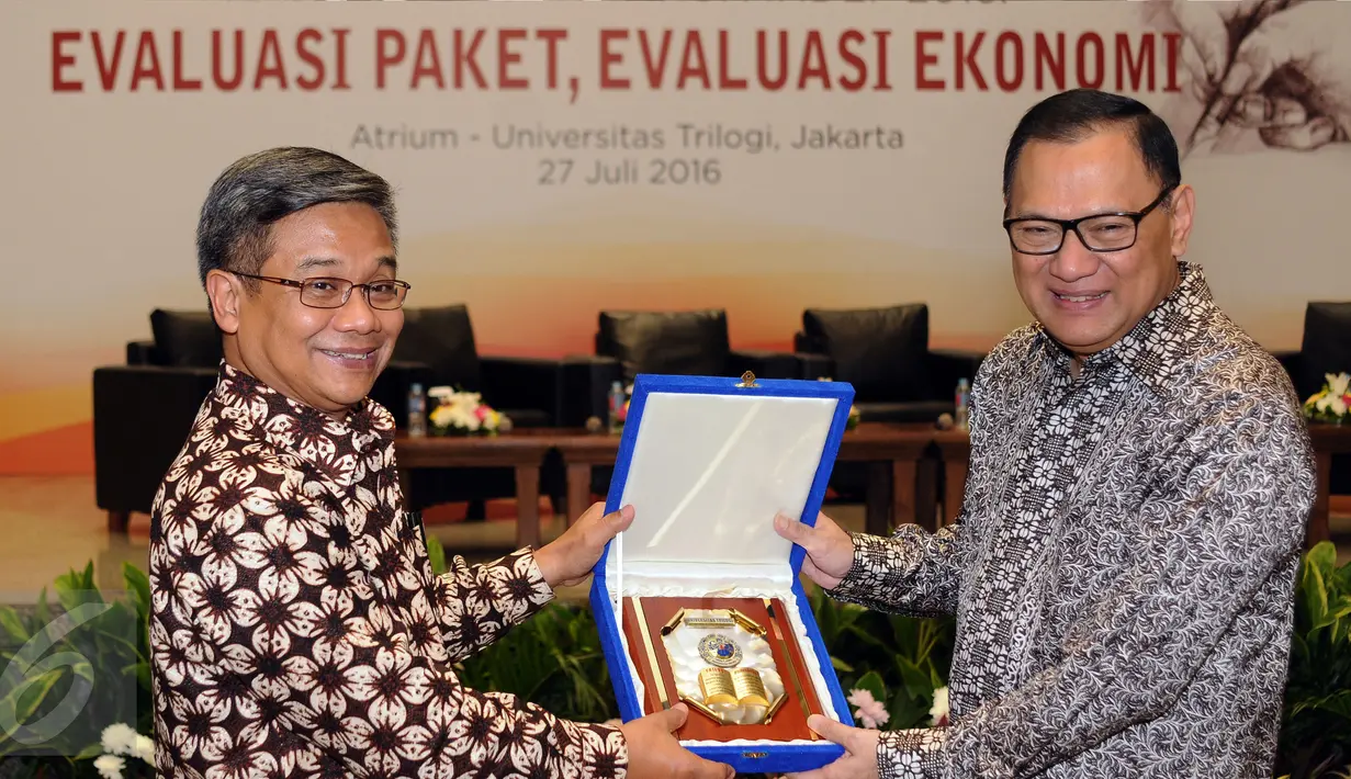 Gubernur Bank Indonesia, Agus Martowardojo (kanan) menerima cendera mata usai menjadi pembicara kunci pada seminar nasional di Kampus Trilogi, Jakarta, Rabu (27/7). Seminar membahas Evaluasi Paket, Evaluasi Ekonomi. (Liputan6.com/Helmi Fithriansyah)