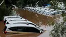Kondisi dan suasana Pool Taksi Express di kawasan Tanah Kusir yang terendam banjir, Jakarta, Rabu (1/1/2020). Banjir akibat hujan deras yang mengguyur Jakarta dan sekitarnya sejak Selasa sore (31/12/2019) menyebabkan ratusan armada taksi terendam. (Liputan6.com/Johan Tallo)
